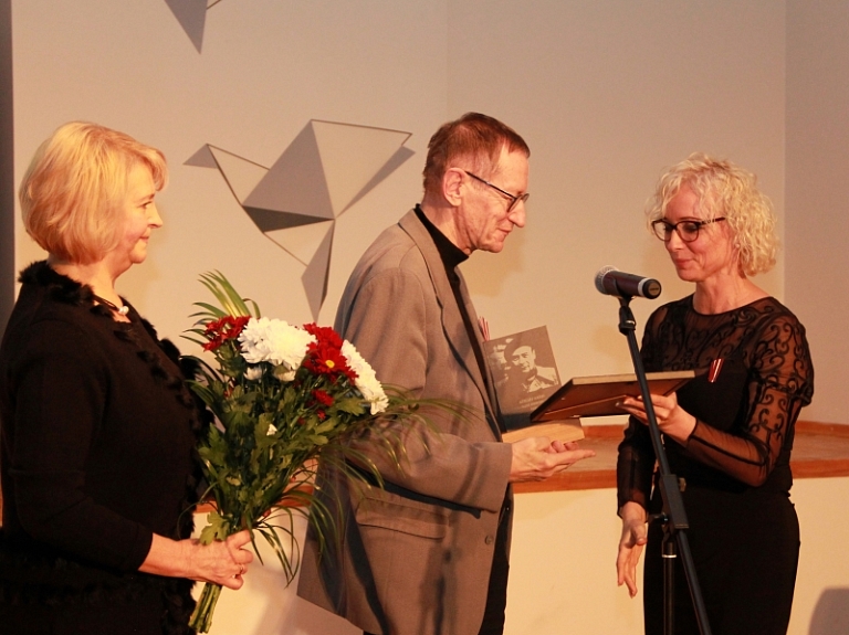 Vācieša literāro prēmiju dzejā piešķir Jānim Rokpelnim

