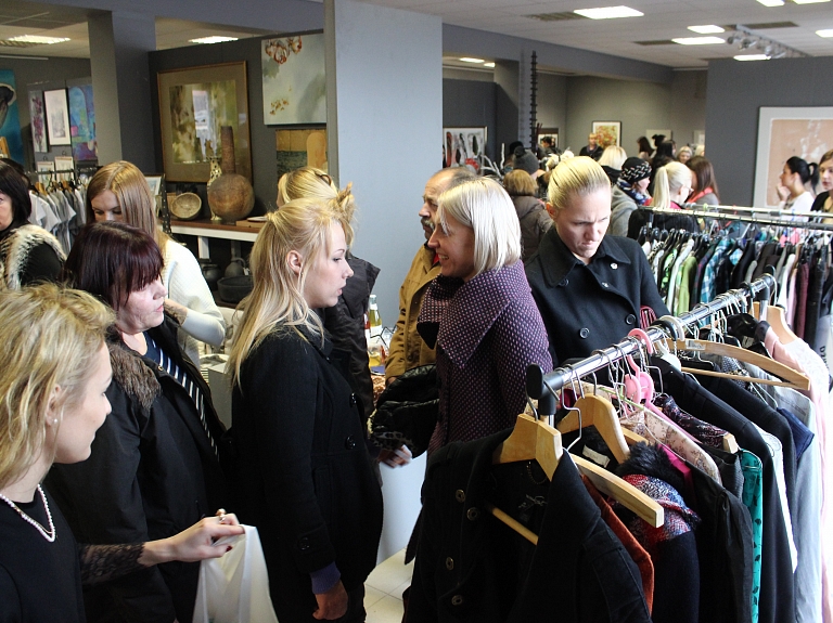 Mākslas galerijā "Laipa" norisinās izpārdošanas svētki "Skapis uz paplātes"