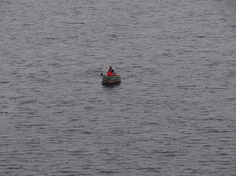 Carnikavā pazudušais makšķernieks atradies jūras krastā sveiks un vesels; glābēji sašutuši

