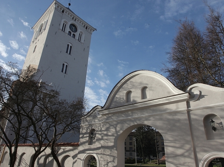 Valsts svētkos Jelgavā sola vērienīgu uguņošanu, projekciju uz Trīsvienības torņa un izgaismotu dzelzceļa tiltu

