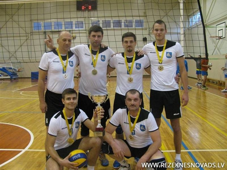 Rēzeknes novada "Rudens kauss" volejbolā atceļoja uz Krāslavu

