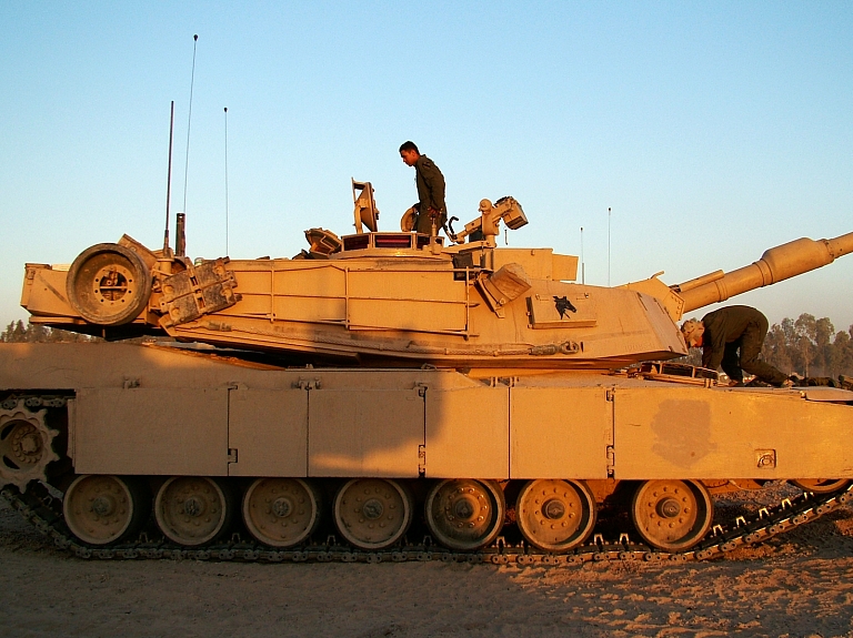 Ādažu bāzē Nogādās vēl 20 ASV bruņutehnikas vienības