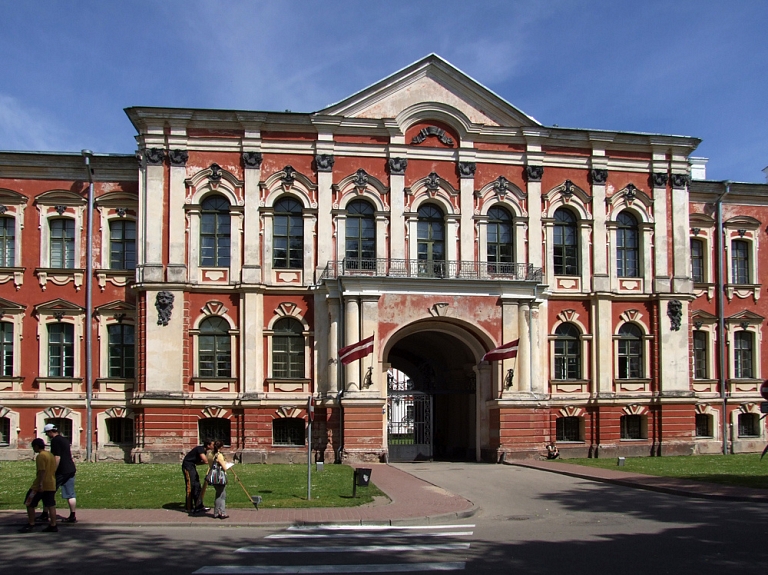 Iecietības dienā LLU rektore kļūs par sētnieci, studenti lasīs lekcijas, prorektors strādās ēdnīcā

