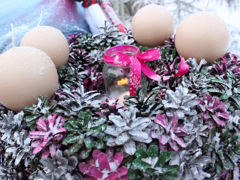 Radošajā nodarbībā Jelgavā gatavos Adventes vainagu

