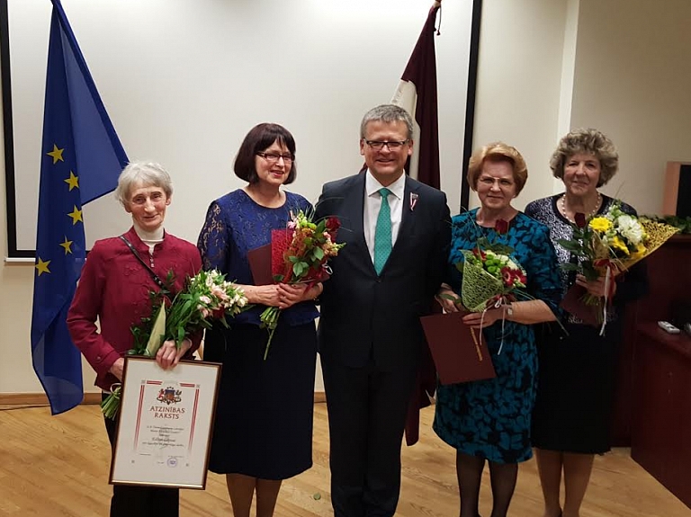 Veselības ministrs pasniedz Pateicības rakstus Valmieras veselības centra darbiniecēm