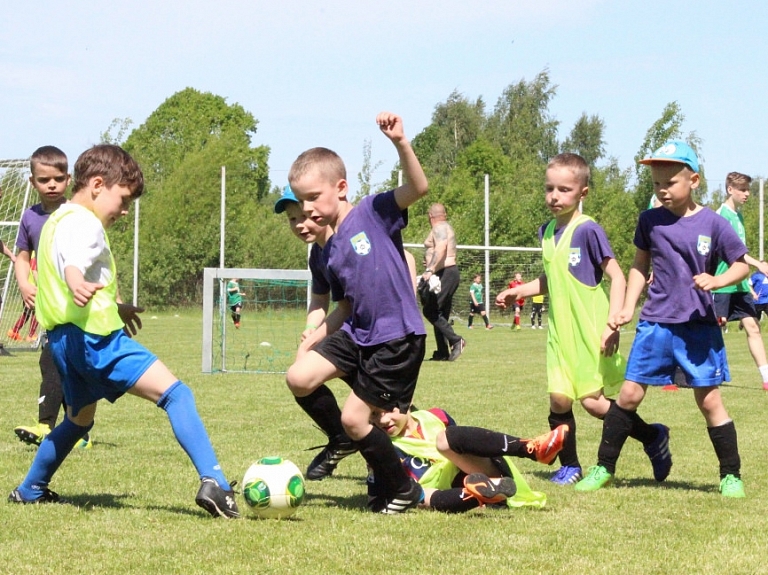 Siguldas novadu skolu 2.klašu skolēni godina Lāčplēša dienu sportojot

