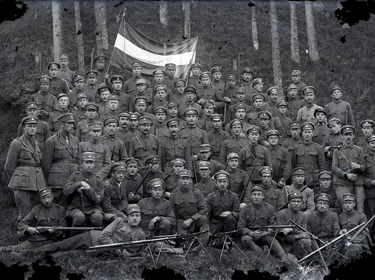 Ogres muzeja skatlogā var vērot Brīvības cīņu fotogrāfijas

