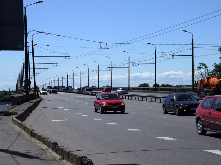 Uz Salu tilta atjaunos satiksmi; Rīgas dome novērtēs paveikto

