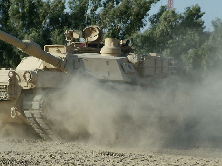 Carnikavas novadu šķērsos smagā militārā tehnika