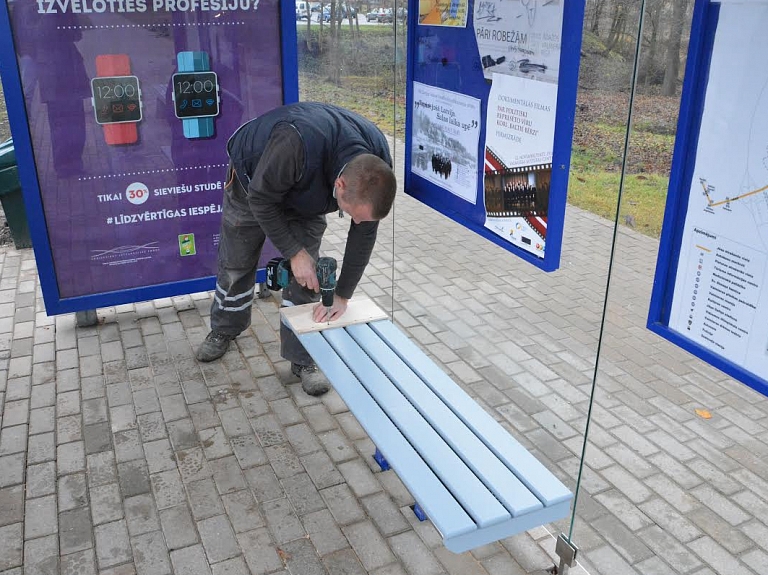 Valmierā izvietoti soli ar koka sēdvirsmām