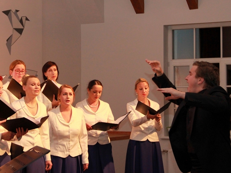 Carnikavas kamerkora "Vēja balss" diriģents iestudē koncertprogrammu Polijā