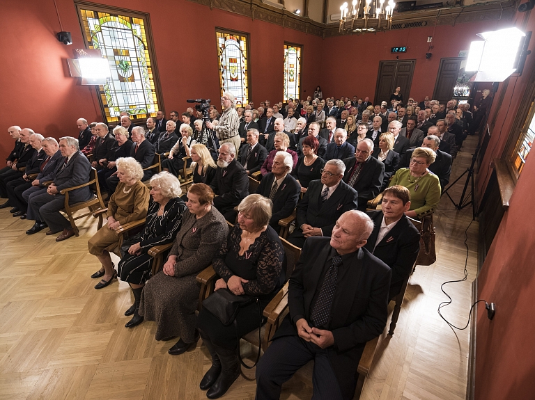 Pasniedz pateicības rakstus barikāžu laika dalībniekiem

