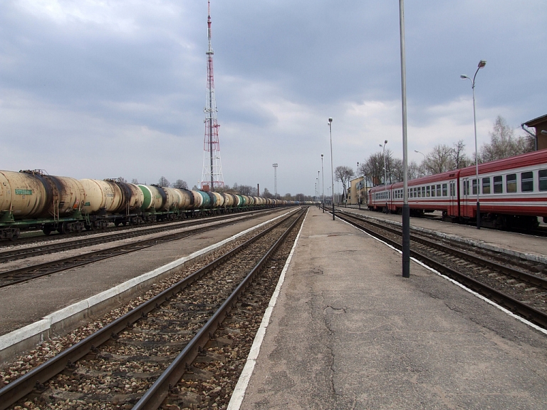 Sāk darboties pirmās paaugstinātās platformas Bulduru dzelzceļa stacijā

