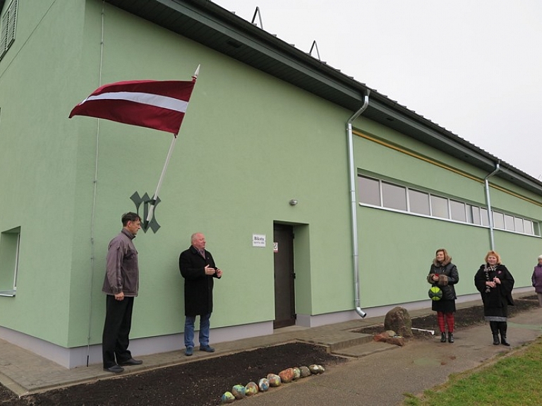 Bikstu pagastā atklāta renovētā sporta zāle 