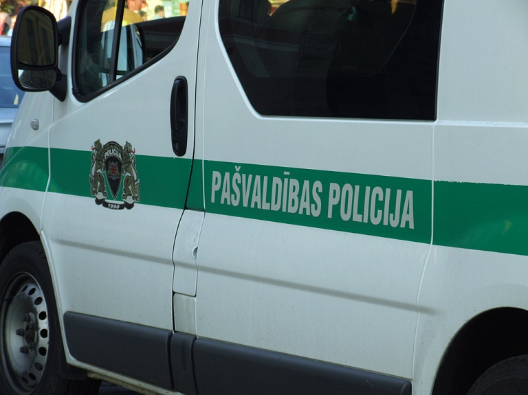 Jelgavā uz automašīnas nogāžas koks
