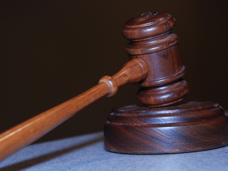 Krimināllietu par cigarešu kontrabandu, ievedot tās Latvijā ar laivu, turpinās skatīt nākamgad

