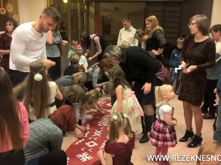 Maltā tapusi latviešu rakstu zīmju josta Latvijai

