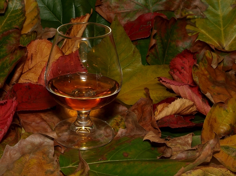 Jēkabpilī pirmo reizi ekskluzīvā meistarklasē degustē Vinstona Čērčila mīļāko dzērienu – armēņu konjaku