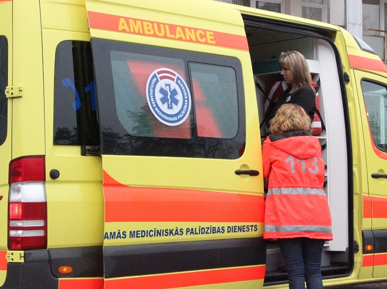 Rīgas reģionā nesot karstu pannu, sieviete nokrīt un apdedzina seju

