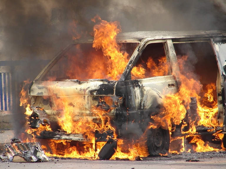 Degošas mašīnas dēļ slēgta satiksme uz Tallinas šosejas pie pagrieziena uz Lilasti

