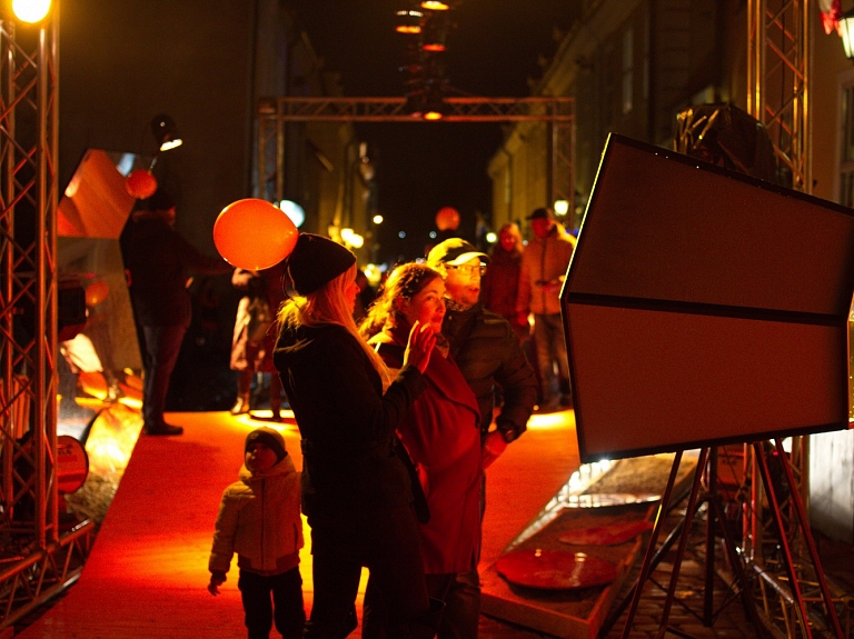 Liepājas instalāciju festivālā "Staro Rīga" apmeklējuši gandrīz 10 000 cilvēku

