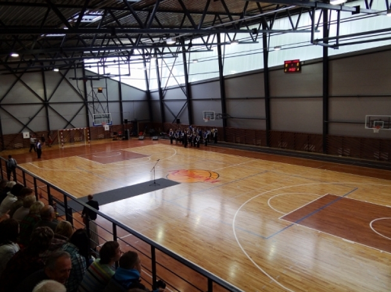Dobeles novada Bikstos atklāta renovētā sporta zāle

