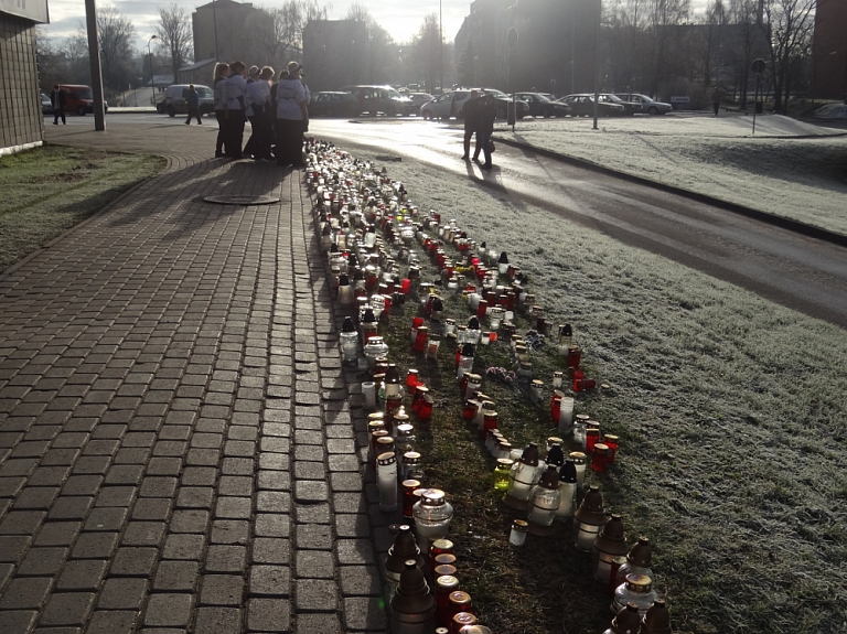 Saeimas priekšsēdētāja ar ziediem un klusuma brīdi piemin Zolitūdes lielveikala "Maxima" traģēdijas upurus

