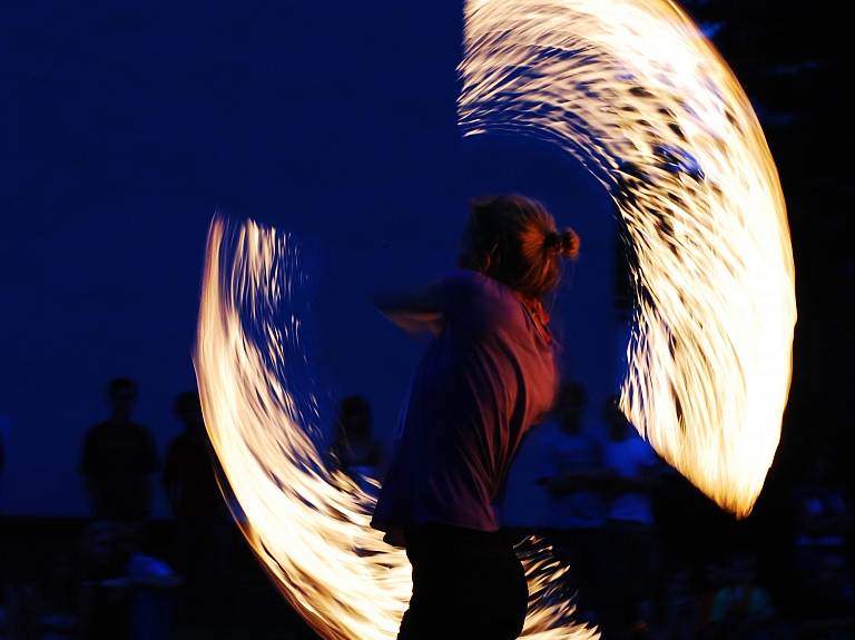 Dejotāja ar performanci pie Rīgas cirka aicina uz iejūtību pret dzīvniekiem

