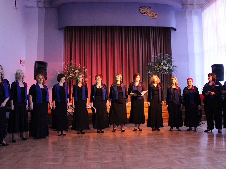 Izskan sieviešu vokālā ansambļa "Trīnes" jubilejas koncerts 