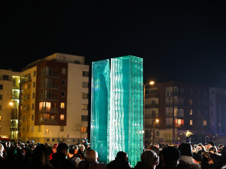 Zolitūdes traģēdijas vietā atklāts piemiņas memoriāls

