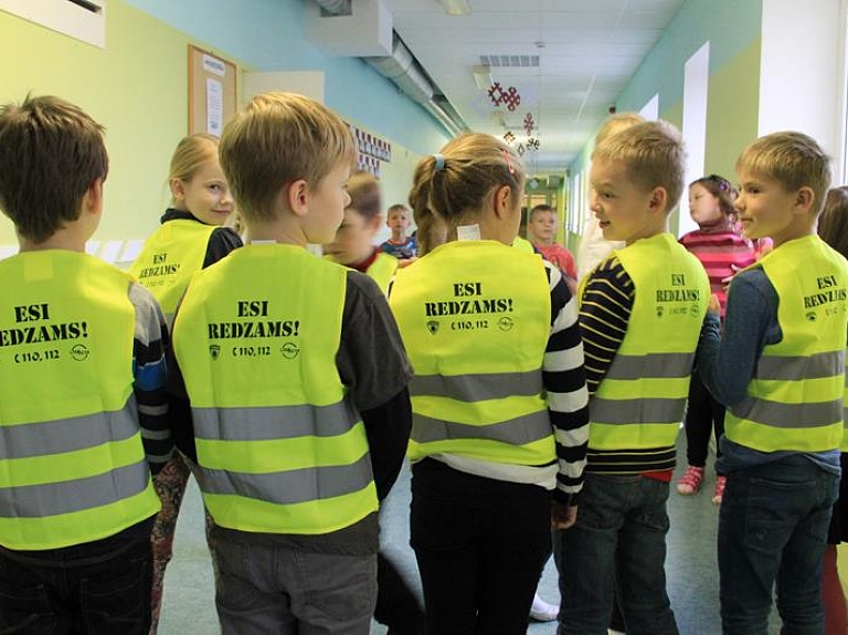 Carnikavas pamatskolas 1.-4.klašu skolēni saņem atstarojošās vestes