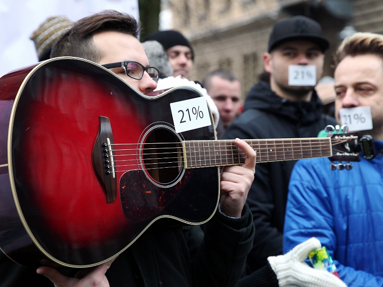 Popzvaigznes pie Saeimas protestē pret plānoto 21% PVN kultūras un izklaides pasākumiem

