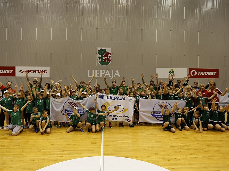 Liepājā atklāta otrā sezona projektam "Sporto visa klase"

