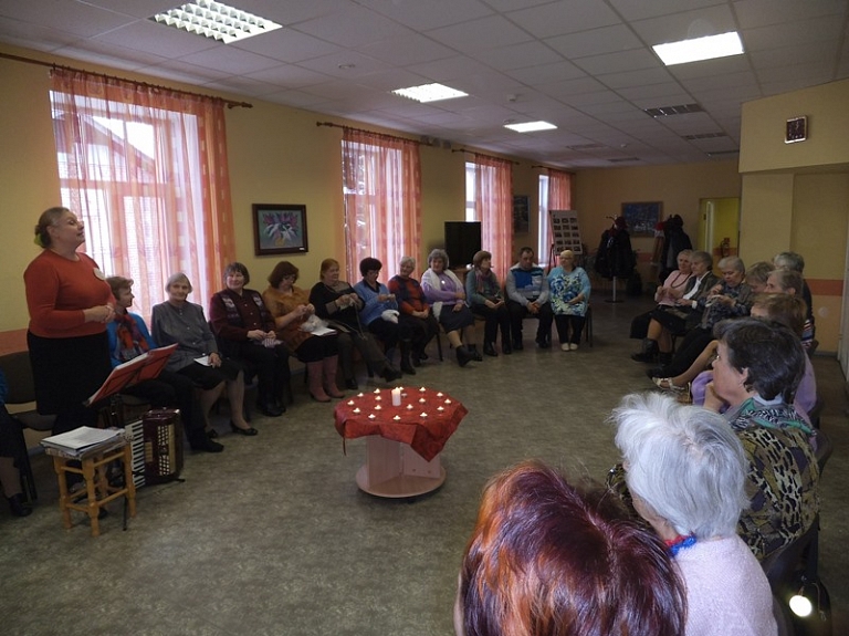 Vakarēšana sveču gaismā Sociālā dienesta Dienas centrā
