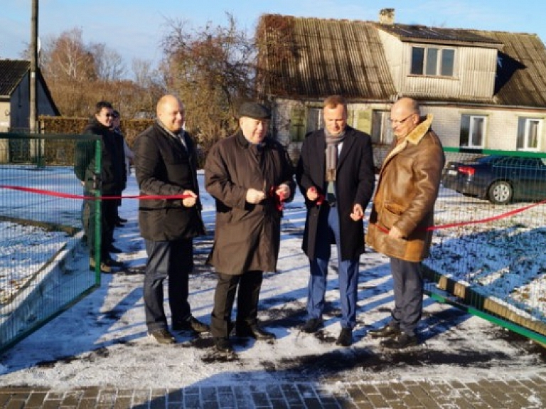 Atklāj paplašinātos ūdensapgādes un kanalizācijas tīklus Kauguros un Slokā

