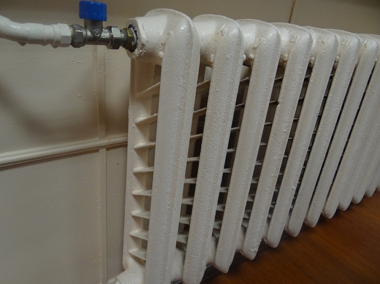 Pirmdien Carnikavā uz laiku pārtrauks apkures un karstā ūdens padevi pieciem daudzdzīvokļu namiem

