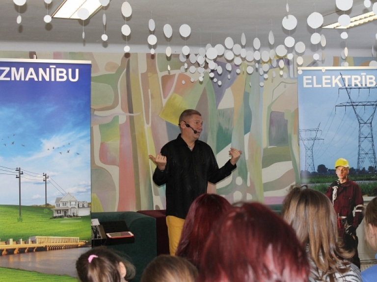 Baltinavas Kristīgajā internātpamatskolā aizvadīta muzikāla nodarbība par elektrodrošību