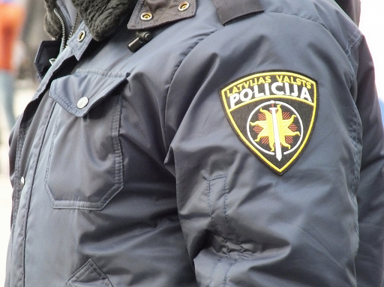 Aizdomās par zādzībām Gulbenē notvertas četras personas

