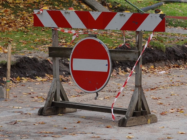 Slēgs satiksmi Baseina ielas posmā

