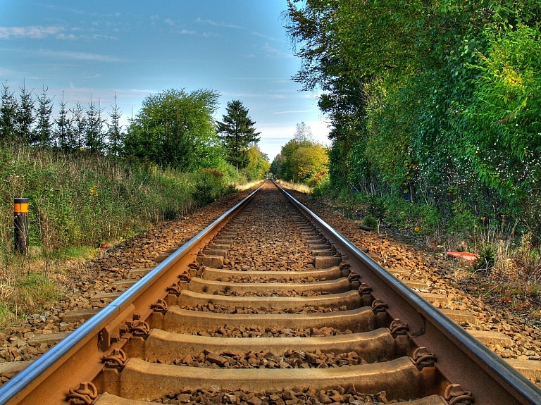 "Rail Baltica" sabiedriskās apspriešanas sanāksmē Iecavā iedzīvotāji interesējušies par lietvedības procesiem