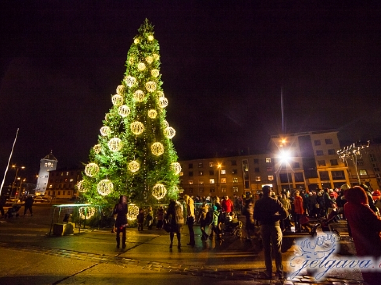 Jelgavā pilsētas galveno egli iededz pirmajā Adventē