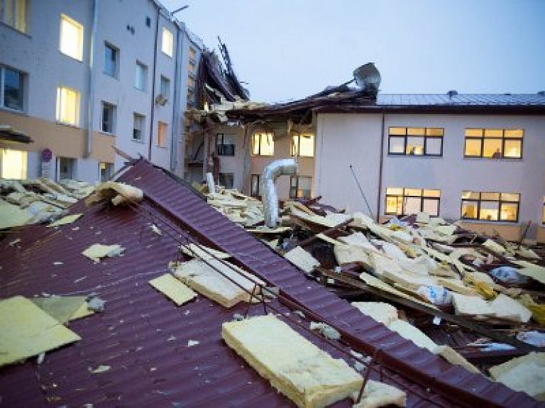 Ventspils slimnīcas jumts vētrā cietis arī pirms diviem gadiem

