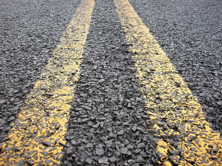 Dobeles novadā noslēdz līgumu par ceļu infrastruktūras projekta īstenošanu