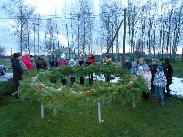 Maļinovas pagastā lielajā Adventes vainagā iededz pirmo sveci

