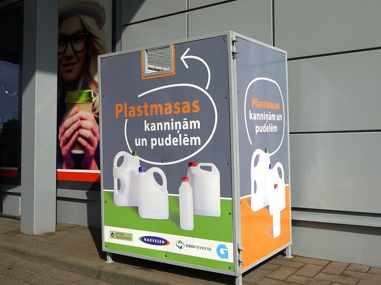 Autovadītāji aicināti nodot tukšās vējstiklu šķidruma plastmasas kannas

