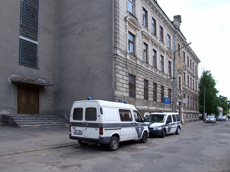 Jelgavā apbalvos
Valsts policijas Zemgales reģiona pārvaldes amatpersonas

