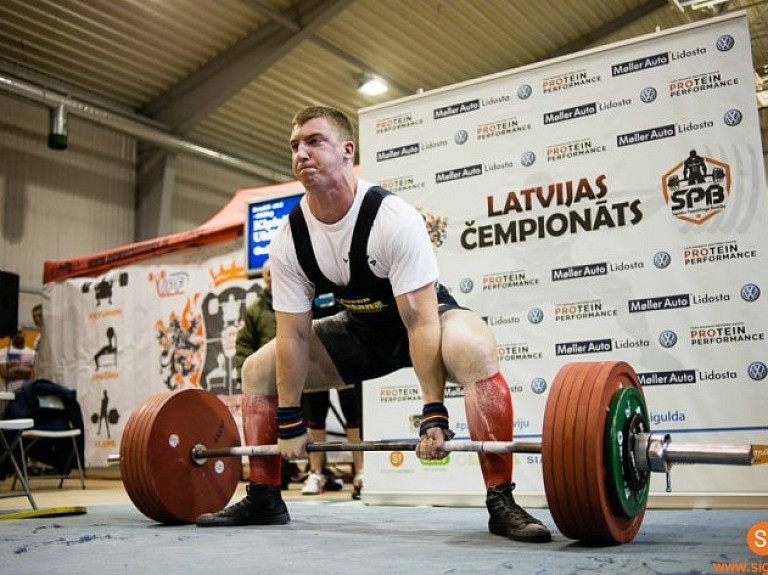 Siguldā aizvadītas lielākās spēka trīscīņas sacensības Latvijas vēsturē

