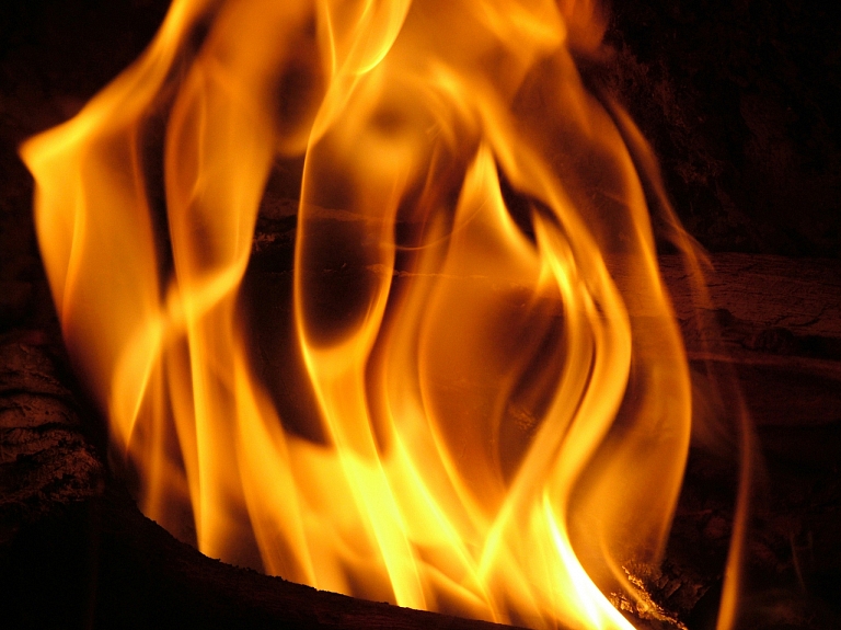 Jēkabpilī ugunsgrēkā cieš vīrietis 