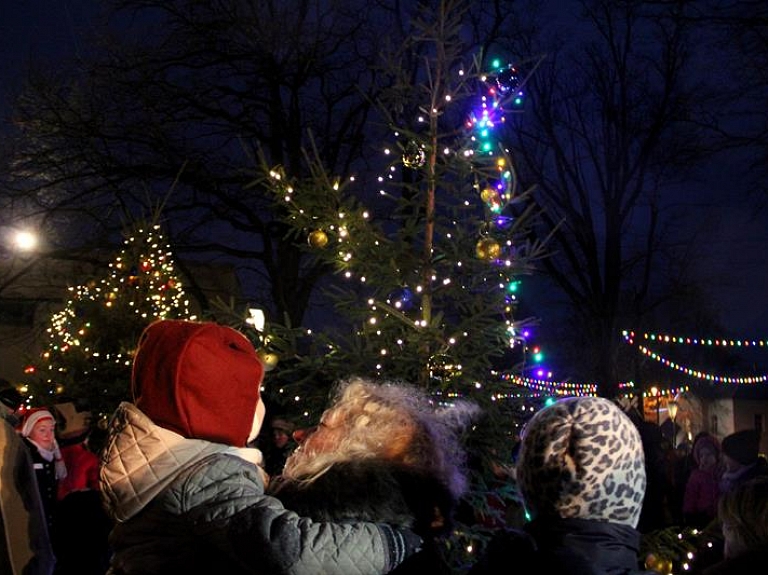 Carnikava iedegta svētku egle