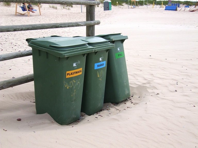 Salnavas pamatskolas skolēni šķiro atkritumus

